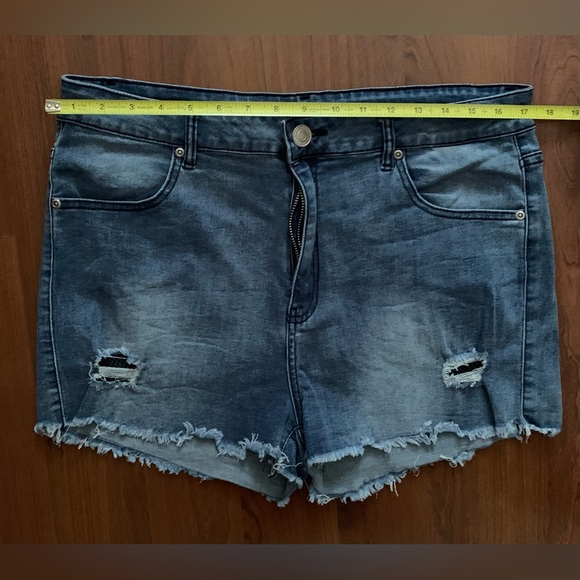 BLUENOTES Women’s Torn Jean Shorts Blue Size 34W - Picture 6 of 6